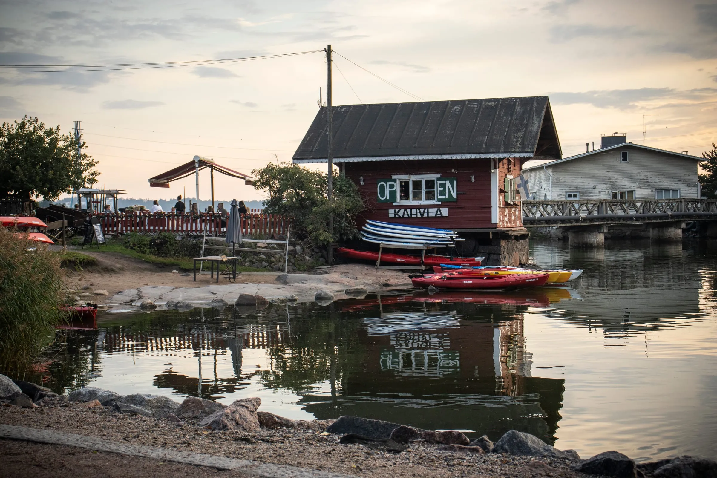 Loděnice s kavárnou za soumraku
